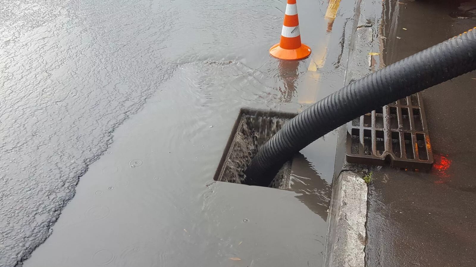 Чем откачать воду из подвала. Ливневая канализация. Ливневые сточные воды. Вода из ливневки. Городская ливневая канализация.