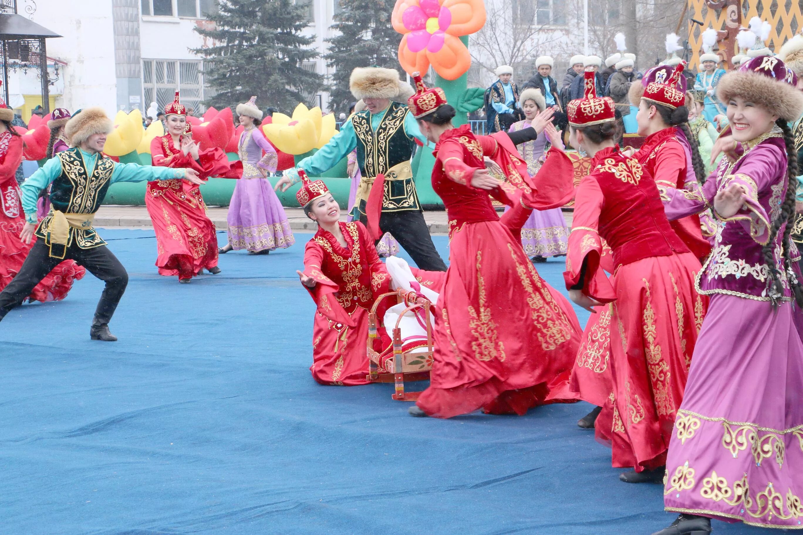 Казахские национальные праздники. С праздником Наурыз. Казахский народный танец.