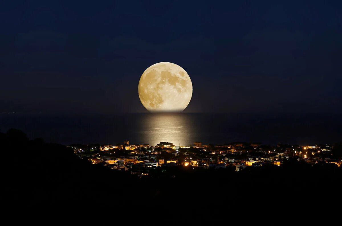 Ночь ночь насколько. Греция суперлуние. Огромная Луна. Полная Луна. Ночная Луна.