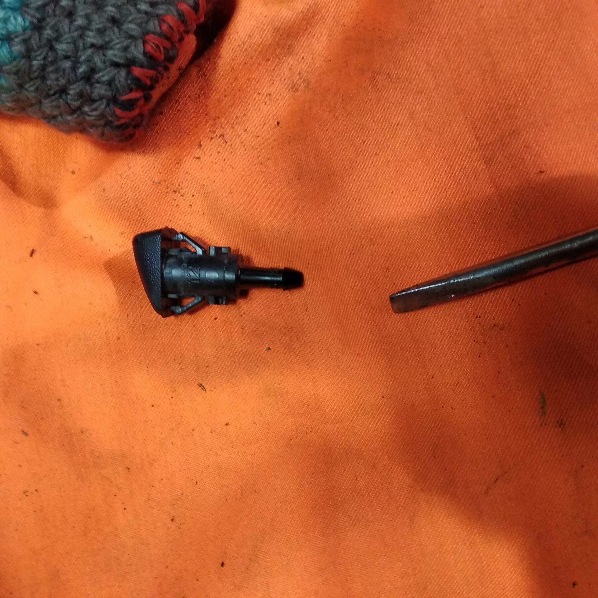 Форсунка омывателя лобового стекла faw 5207030-q3. Фольксваген поло 2011 года криво брызгает омыватель лобового стекла. Рено сандеро степвей омыватель задний. Форсунки стеклоомывателя приора. Форсунка омывателя лобового стекла для scania 2-serie 1980.