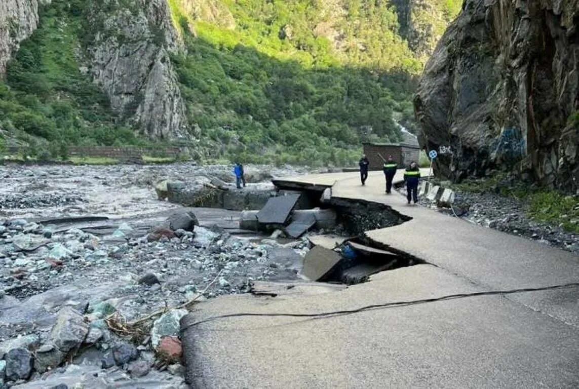 Грузинская дорога новости. Ларс Грузия дорога. Трасса Мцхета-Степанцминда-Ларс. Верхний Ларс горы. Грузия перевал верхний Ларс.