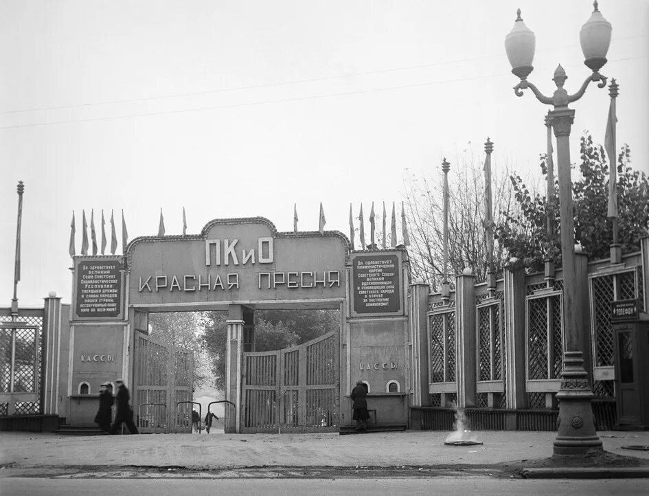 Кинотеатр на краснопресненской. Киноцентр на красной пресне. Кинотеатр на краснопресненской. Кинотеатр соловей зал с диванами. Кинотеатр на баррикадной соловей.
