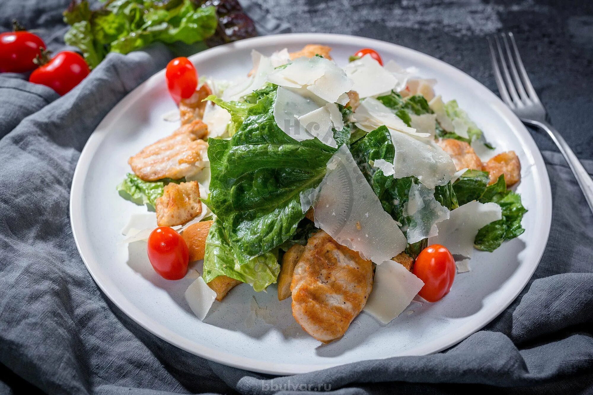 Салаты как в ресторане. Салаты в ресторанах. Капрезе мишлен. Салаты как в ресторане. Ресторанные салаты.