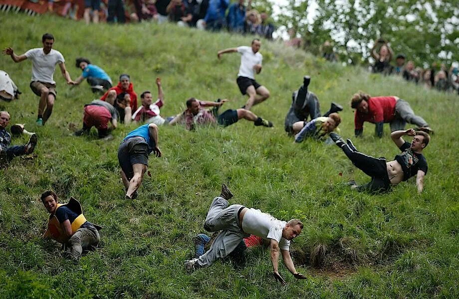 Спустился с холма. Куперсхилдская сырная гонка (Брокворс, Англия). «Cheese Rolling Championship» — сырная гонка. Куперсхилдская сырная гонки. Cooper's Hill Cheese-Rolling сыр.