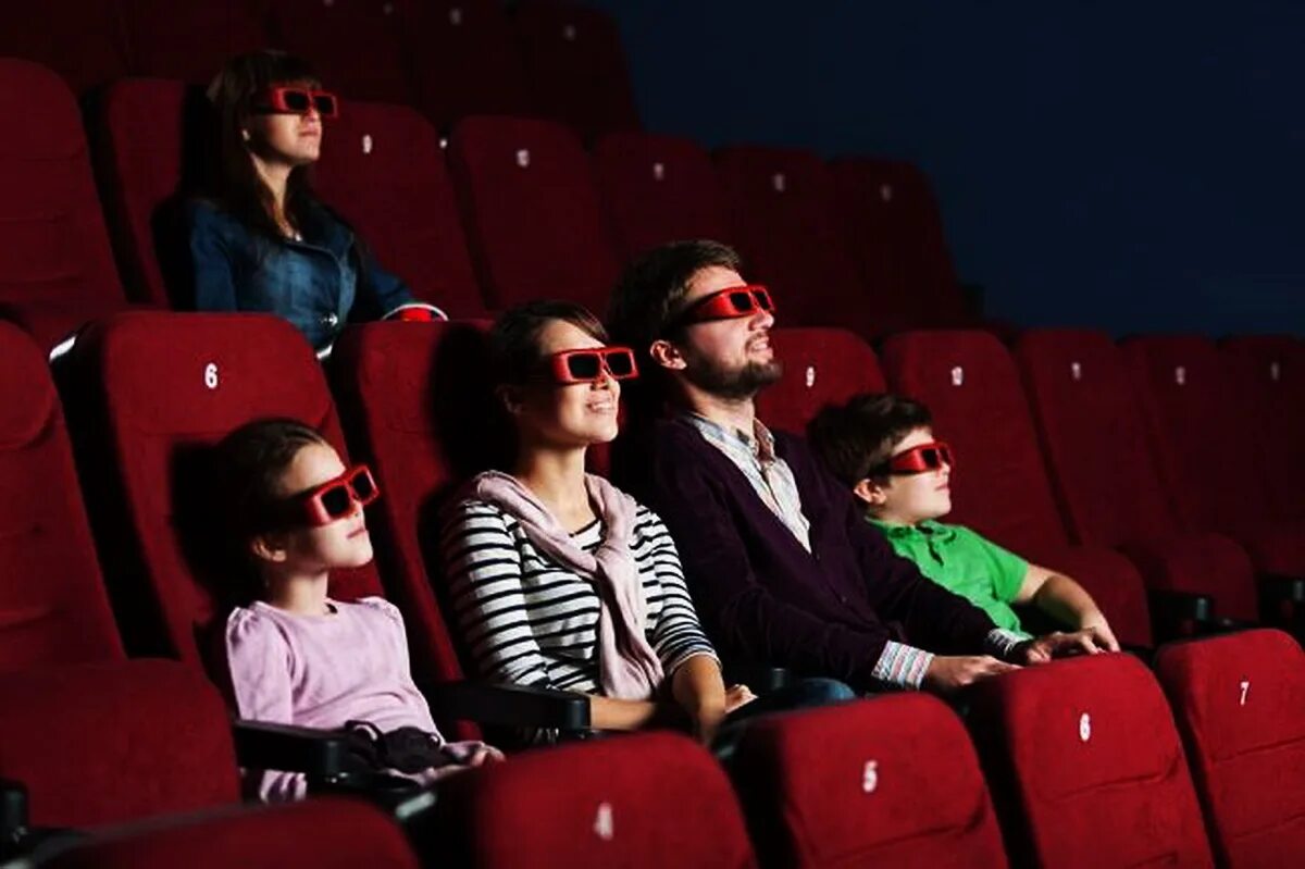 Семья в кинотеатре. Семейный кинозал. Семья отдыхает в кинотеатре. Кинотеатр семья билеты