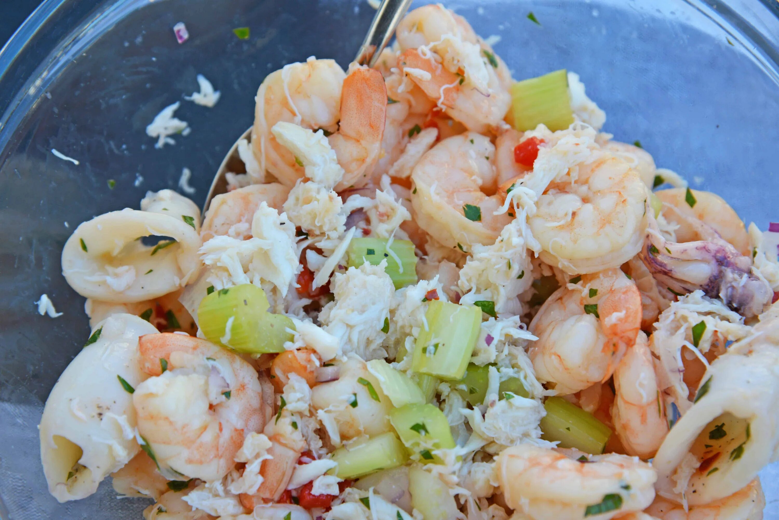 Салат с кальмаром креветкой и крабовыми. Морской салат (кальмар, креветки, осьминог, мидии). Салат с кальмаром креветкой и крабовыми. Креветки и кальмары. Салат с кальмарами и креветками и крабовыми палочками.