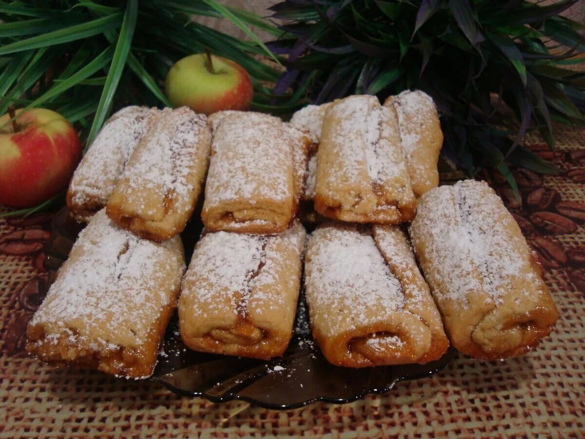 Рулетики с повидлом рецепт. Рулетики с повидлом. Рулет песочный с повидлом. Рулет с клубничным джемом. Рулет с вареньем.