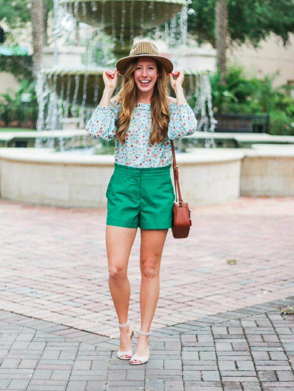 Какие вещи носят летом. Зеленые шорты женские. Образ с зелеными шортами. Образ с зелеными шортами женский. Летние образы с бермудами.