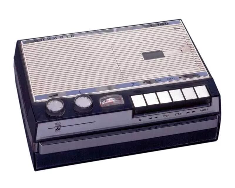 Кассета 100. Магнитофон Грюндик кассетный. Cassette radiotspe Grundig c4100. Grundig c100l. Авто магнитола Грюндик кассетная 80х.