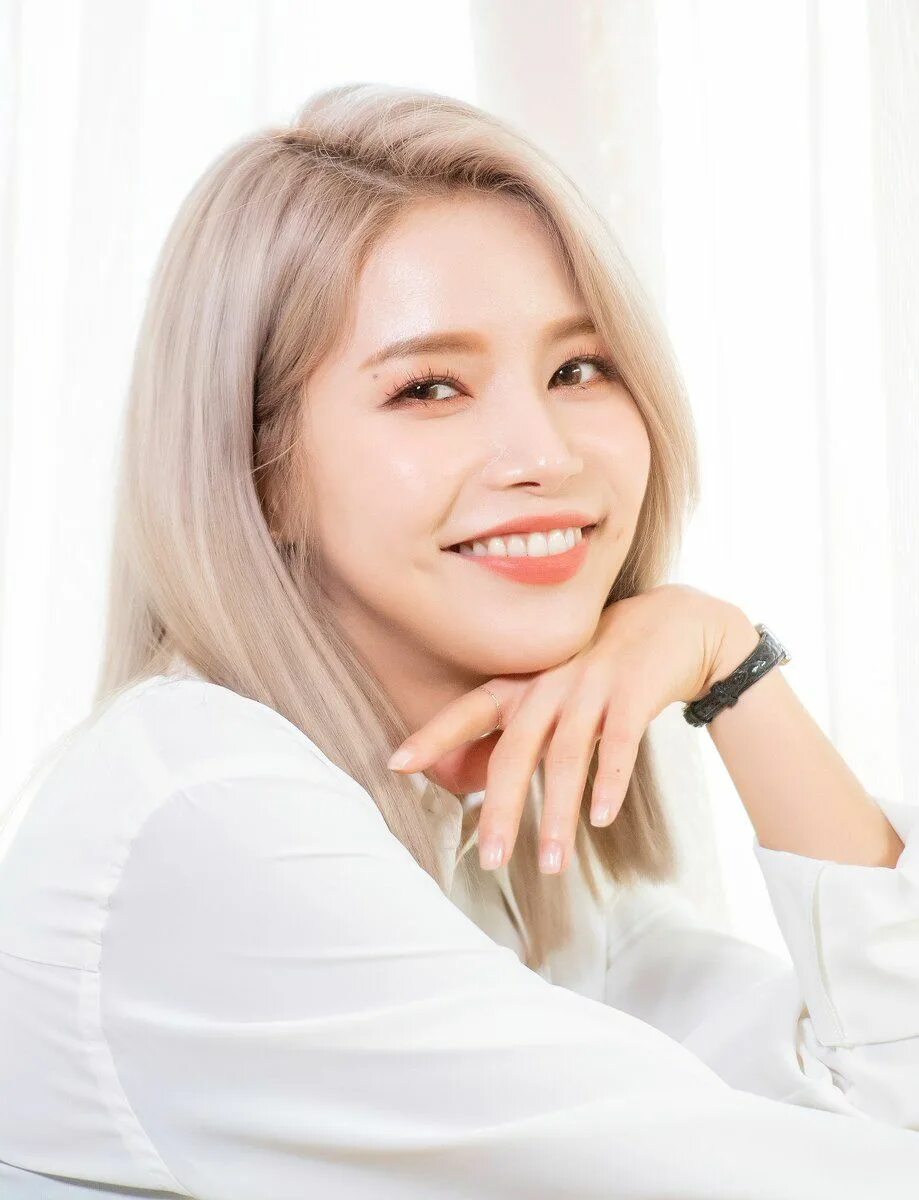 Сола года. Солар мамаму. mamamoo сола. ёнсан mamamoo. солар из mamamoo.