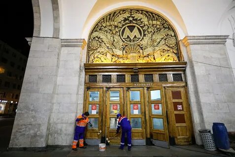 Двери станции метро