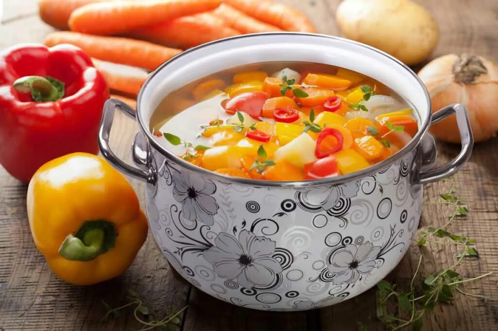 Овощи в кастрюле. Суп в кастрюле. Кастрюлька с супом. Кастрюля для первых блюд. Готовим ребенку суп