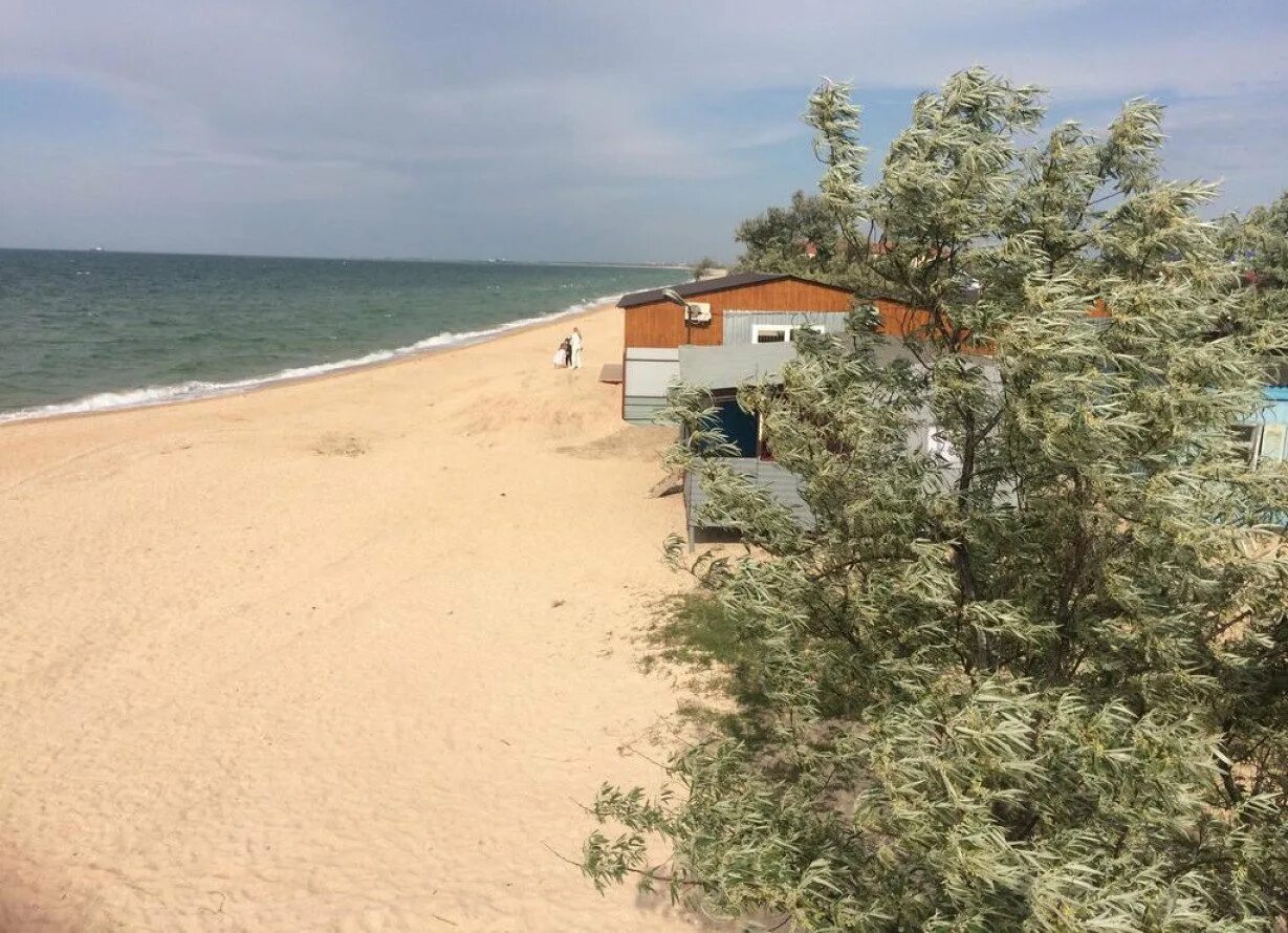 Голубицкая море. Голубицкая домики у моря. Голубицкая Азовское море домики. Грин Хилл Голубицкая отель. Жилье на берегу краснодарского края