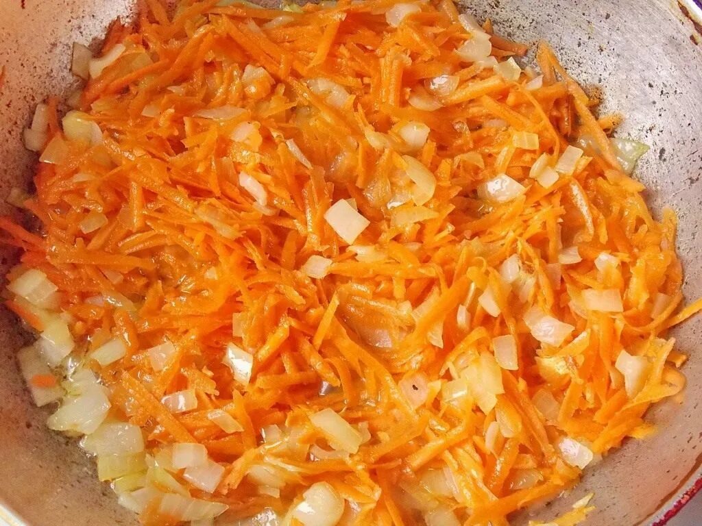 Зажарка рецепт лук морковь. Зажарка для голубцов. зажарка лук и морковь.