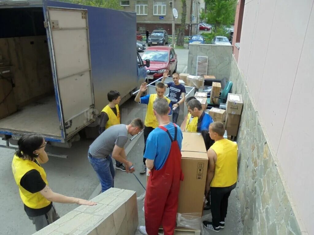 Перевозят мебель. Eco logistics. Ситипереезд пенза. Сити переезд. Логотип такси комфорт.