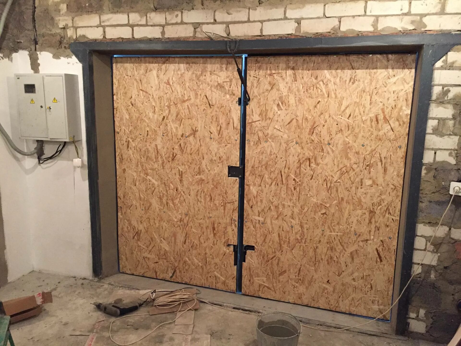 Отделка ворот гаража изнутри. Утеплить гаражные ворота пенопластом. Обшивка ворот гаража. Утепленные ворота своими руками. Утеплитель для металлических дверей гаражных.