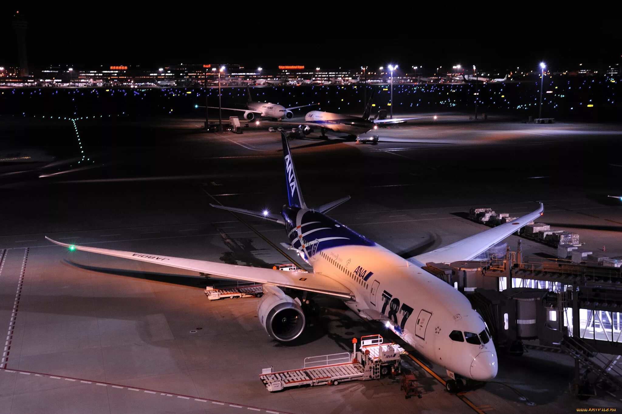 Покажи фотографии самолетов. Самолет ночью. Ночной аэропорт. Аэропорт ночью. Самолет ночью в аэропорту.