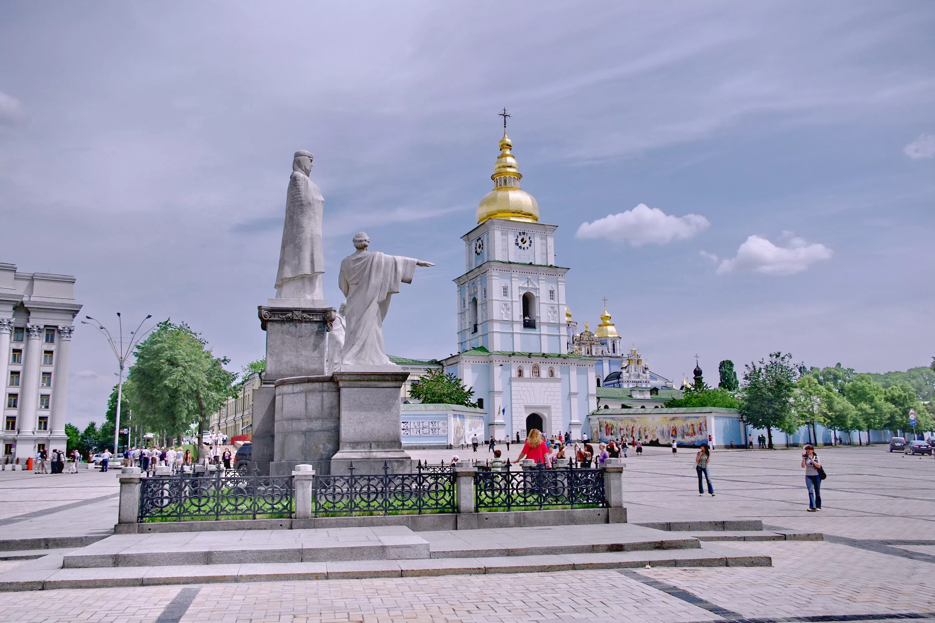 Киев в мае. Киев 2000. Киев красивейший город с памятником. Обелиск город Киев.