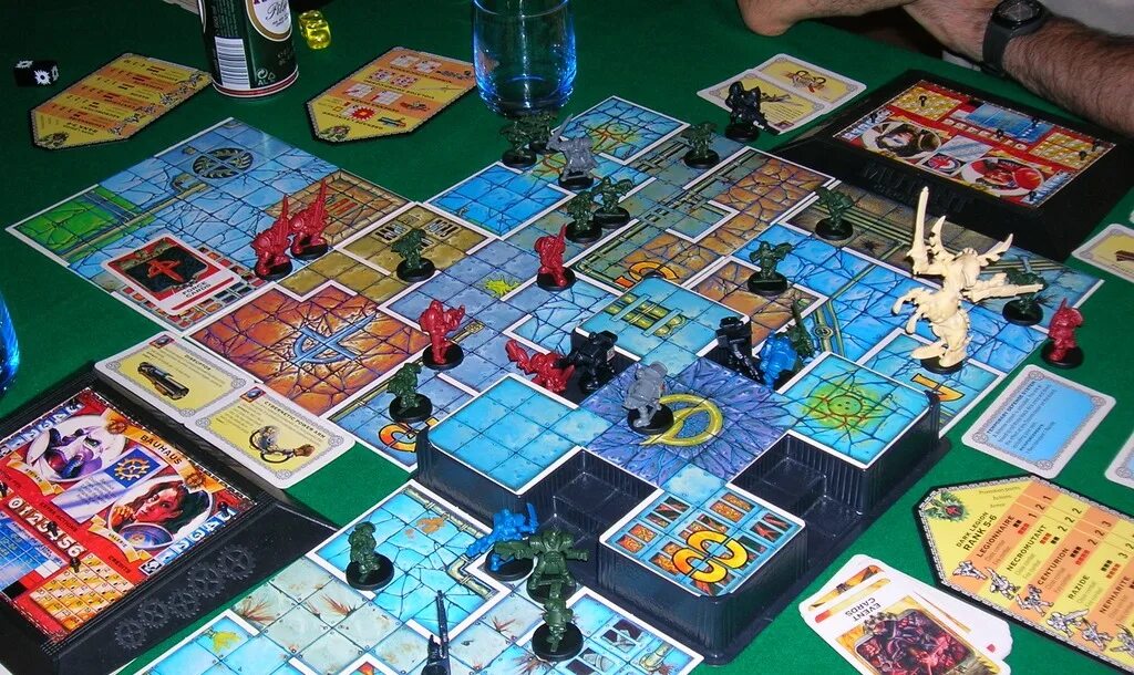 Настольные игры 2000х годов. Настольные игры 2000х. Настолка league of legends. Старинные настольные игры. Бизнес 2000 настольная игра.