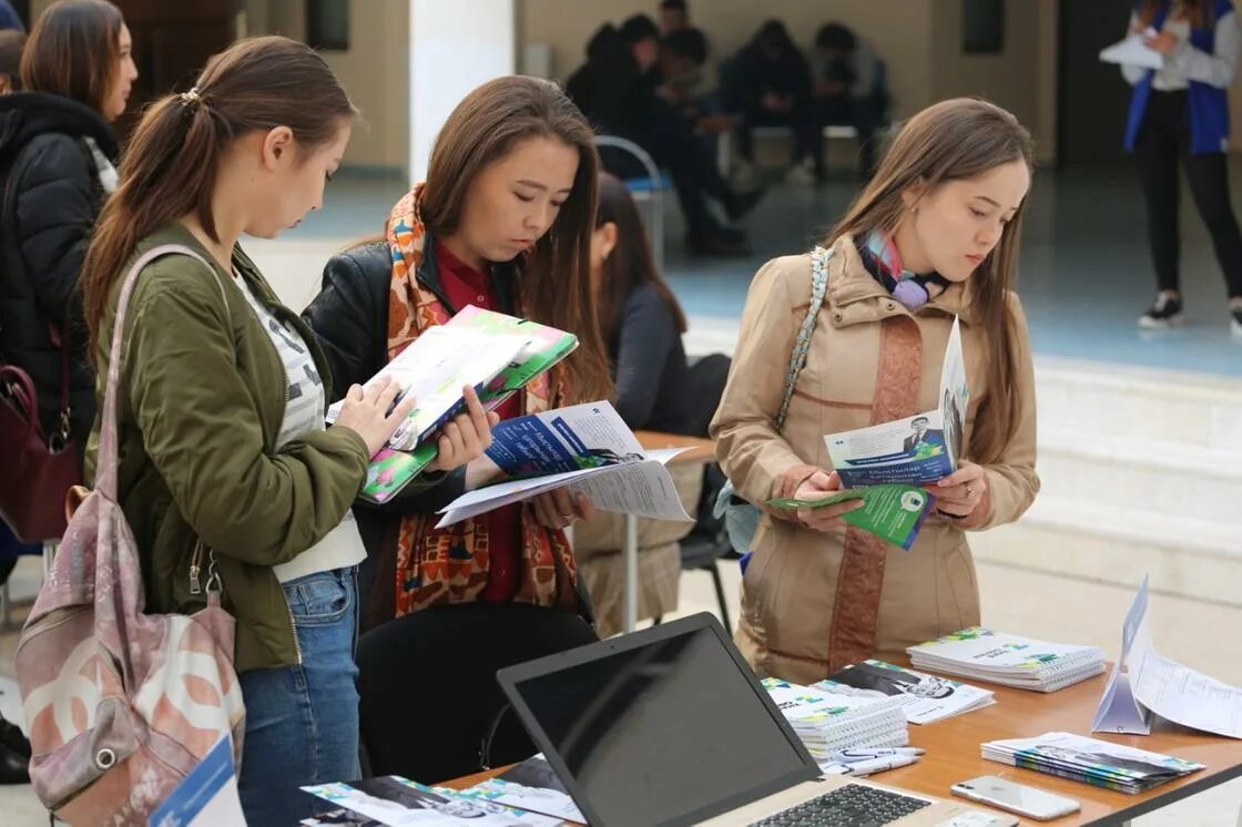 Проблема безработицы молодежи. Безработица молодежи. Безработные студенты. Безработная молодежь. Молодежь Казахстана.