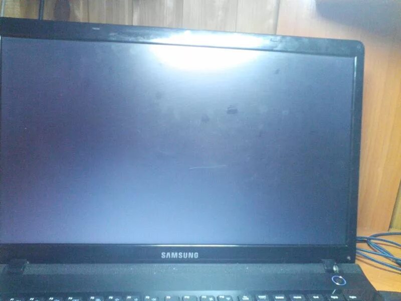 Ноут не включается экран. Леново ноут черный экран. Тёмный экран на ноутбуке при включении. Ноутбук вкл но экран черный. Чёрный экран при включении ноутбука.