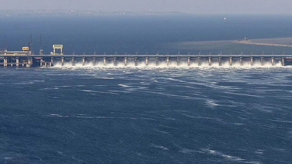 Люди перегородили реку. Водохранилище Волжской ГЭС. Волгоградское водохранилище ГЭС. Волжская ГЭС Волгоград. Плотина ГЭС Волгоград.