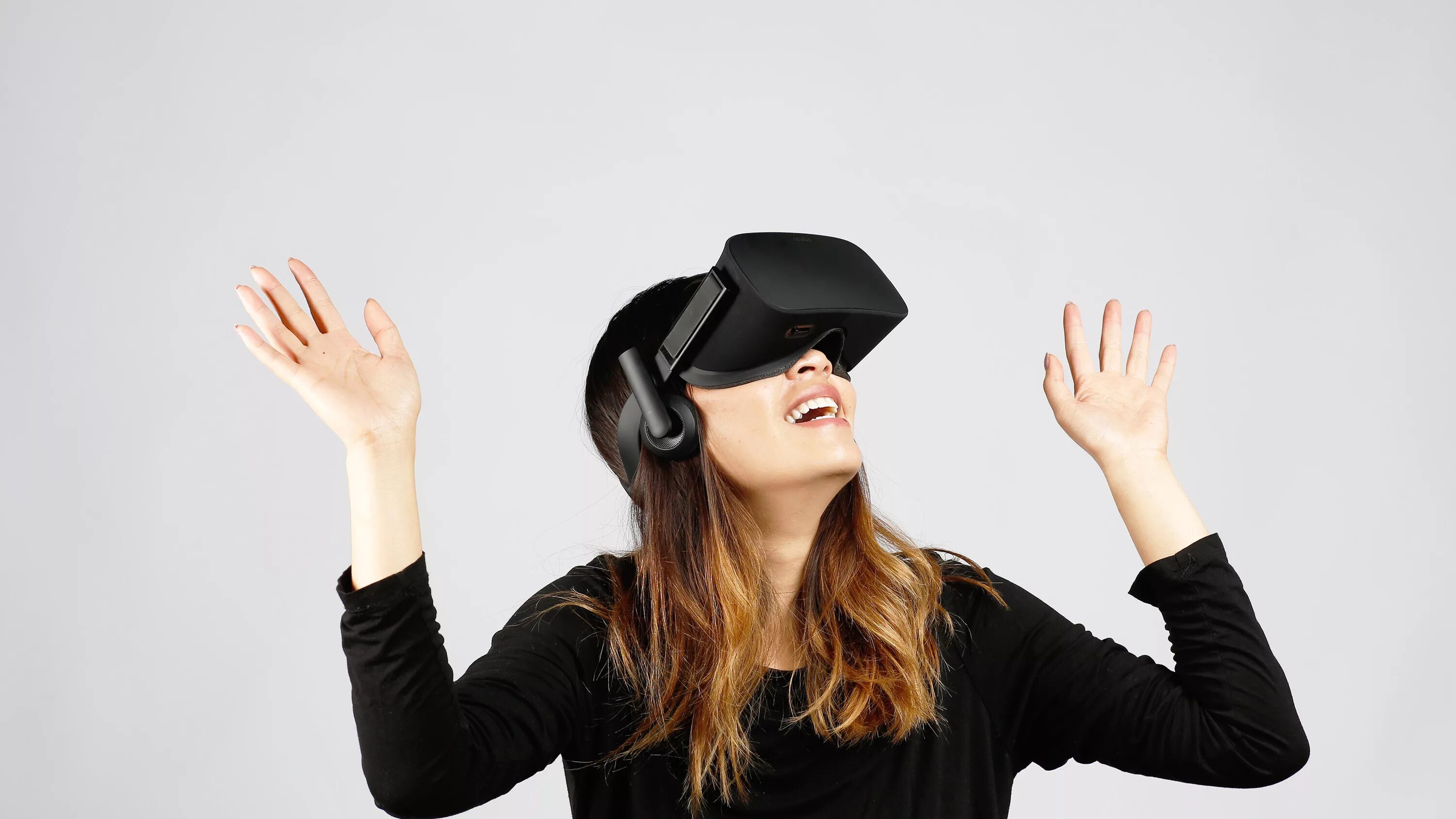 Друзей виар. Виртуальная реальность Окулус. VR Glasses Oculus. Очки виртуальной реальности девушка. Девушка в шлеме виртуальной реальности.
