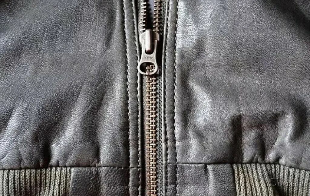 Вставить молнию в куртку. Молния на джинсы с бегунком. Молния на куртке. Молния на куртке. Замена молнии на куртке.