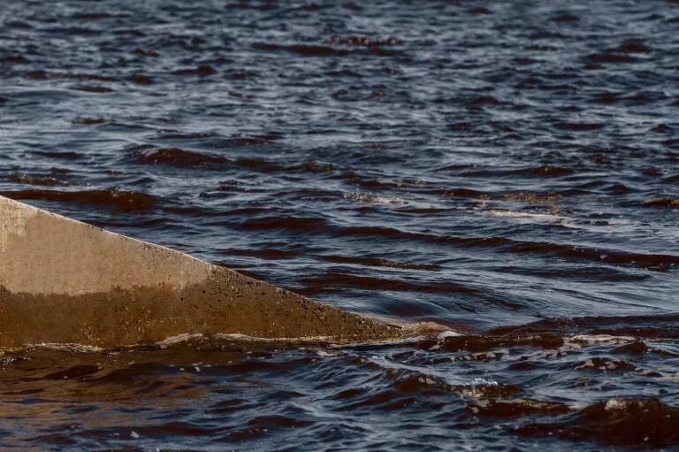 Уровень воды в сургуте на сегодня. Обь под водой. Уровень воды Октябрьский ХМАО. Потоп реки Обь в Сургуте в 2014 году. Сурнут Авше кровня моря.