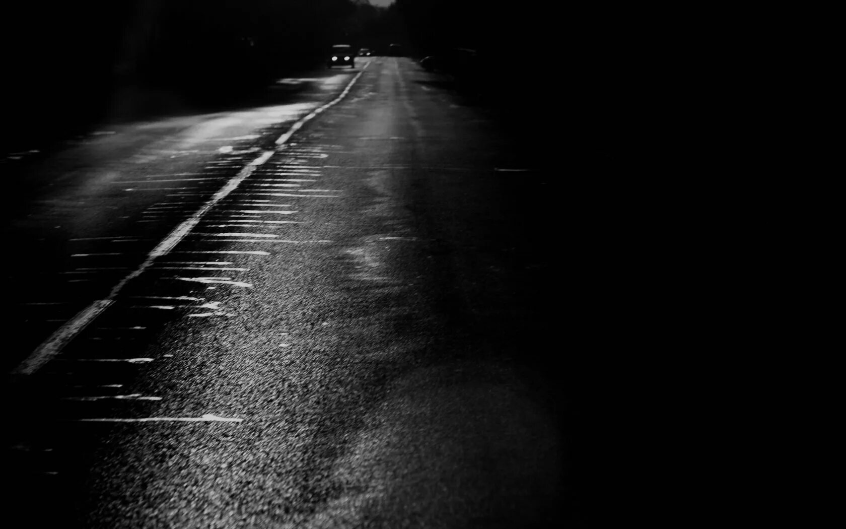 Темные дороги 2017. Темная дорога. Дорога черно белая. Ночная дорога. Дорога в темноте.