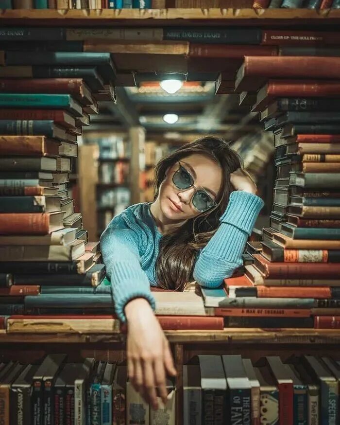 Девушка в библиотеке. Девушка с книгой фотосессия. Девушка в библиотеке. Девушка с книжкой. Девушка с книгой.