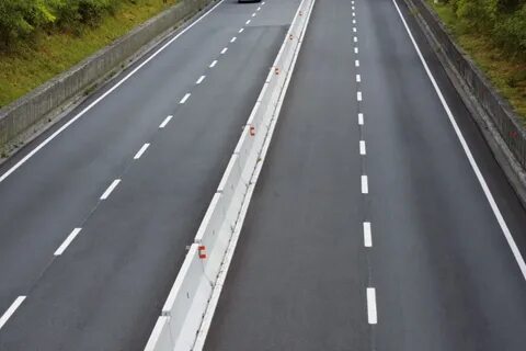 Разделенная полоса на дороге