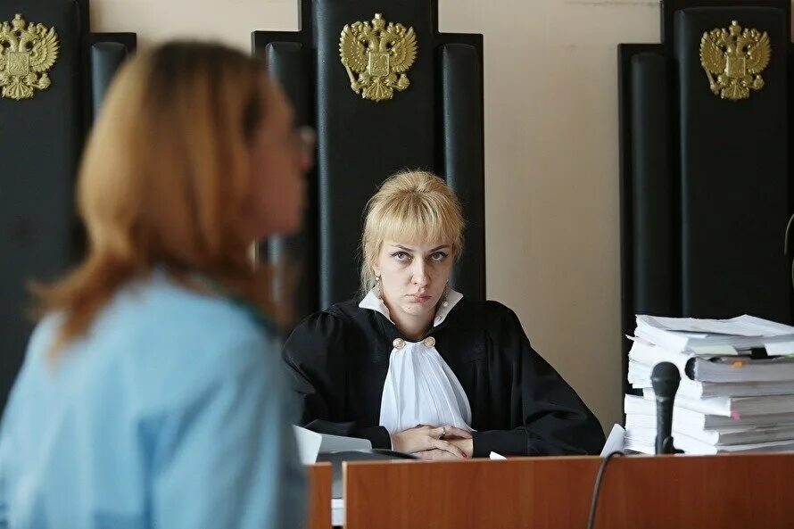 Потерпевший в судебном разбирательстве. Свидетель в суде. потерпевший в суде. допрос в суде. свидетель в суде по уголовному делу.