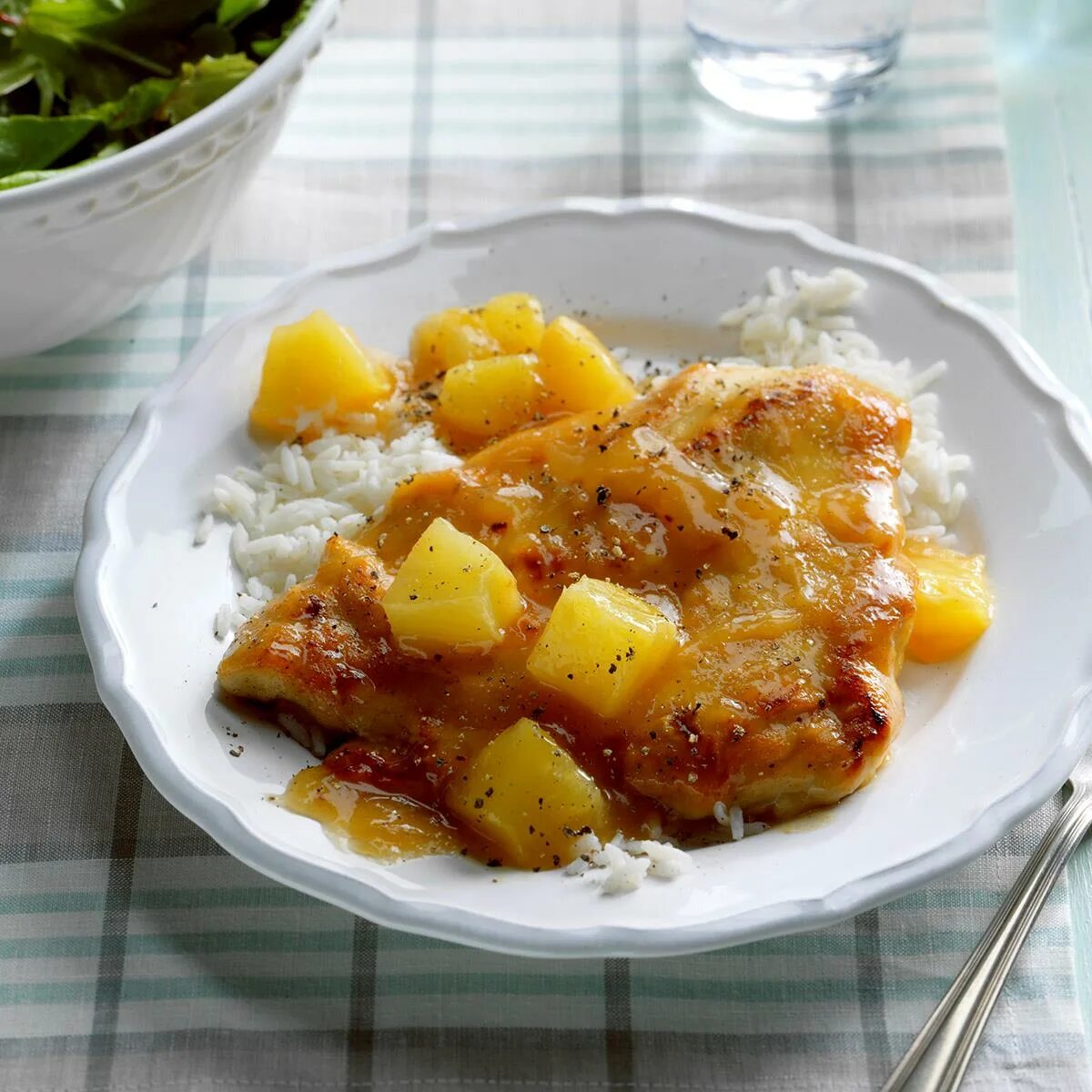 Курица с ананасами. Гарнир к курице. Курица под ананасами. Филе курицы запечённое с ананасами.