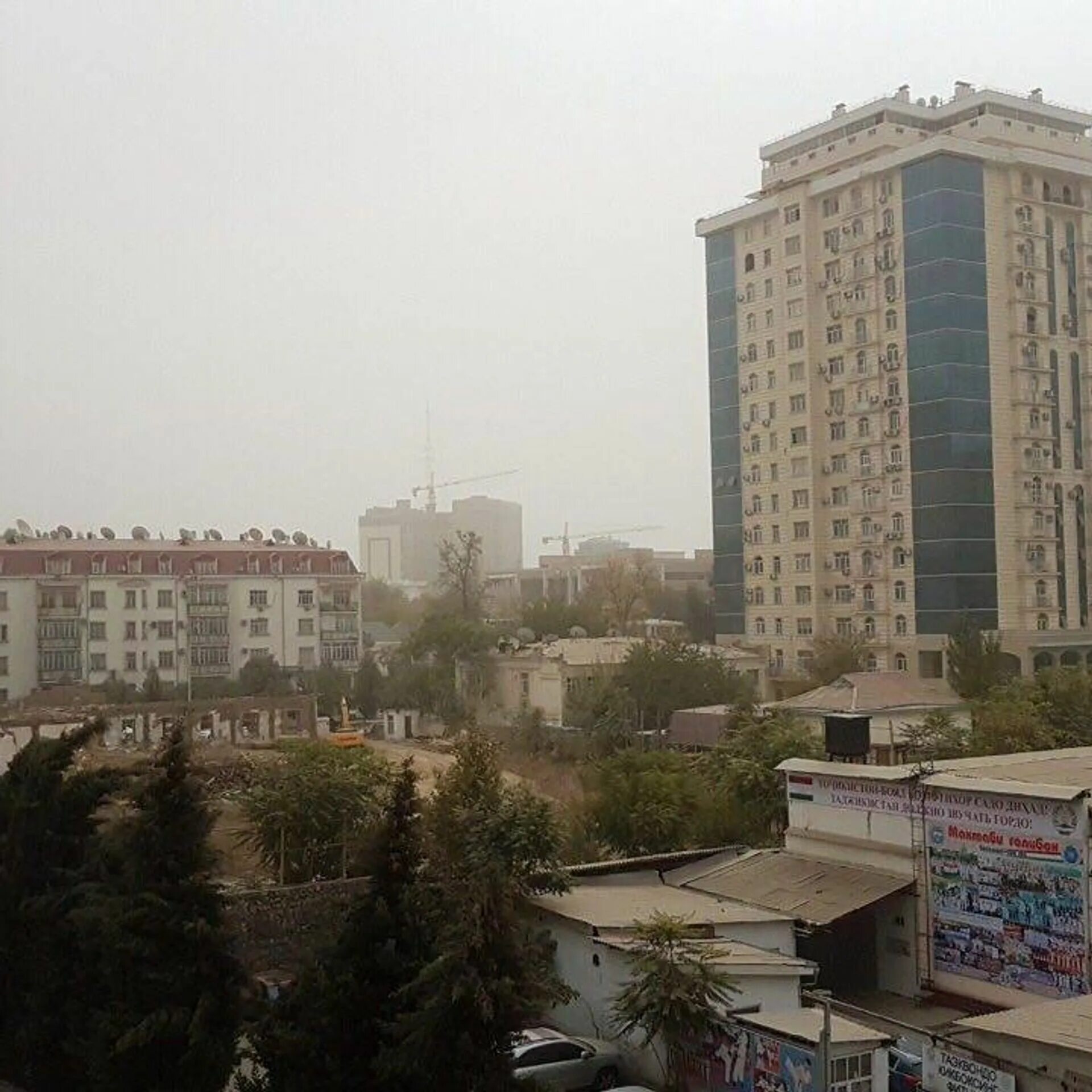 Погода в душанбе в марте 2024. Пыльная буря в Душанбе. Пыльные бури в Таджикистане. Душанбе фото. Городская пыль в Душанбе.