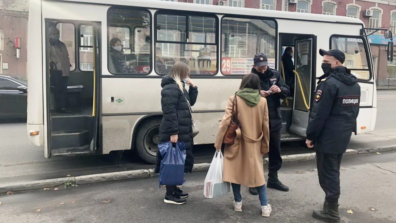 Пассажиры общественного транспорта. Люди садятся в автобус. Заходит в автобус. Высадка из автобуса