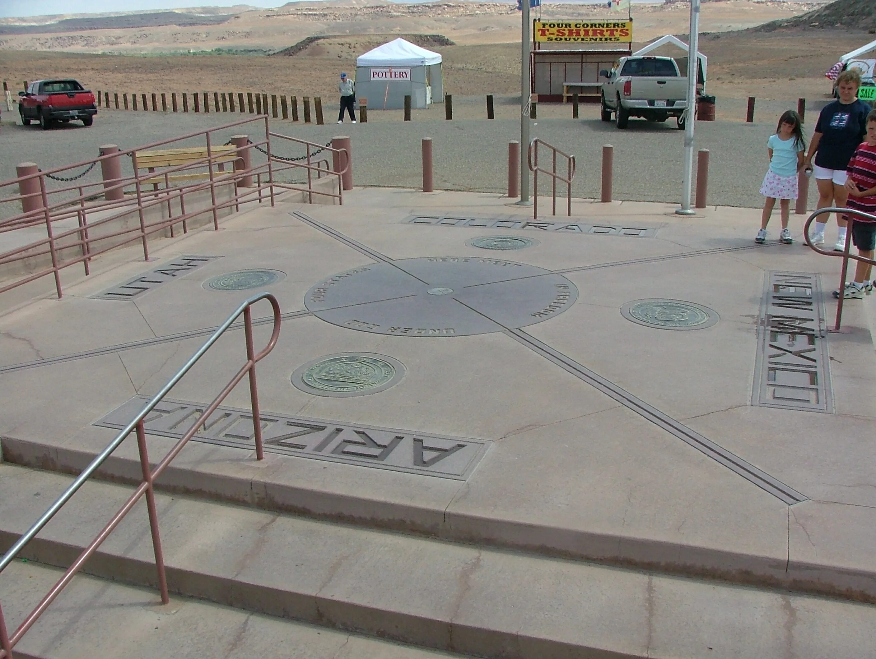 Пять границ. Монумент четырех углов (four corners monument). граница 4 штатов в сша. граница нью мексико колорадо. граница 4 штатов юта колорадо.