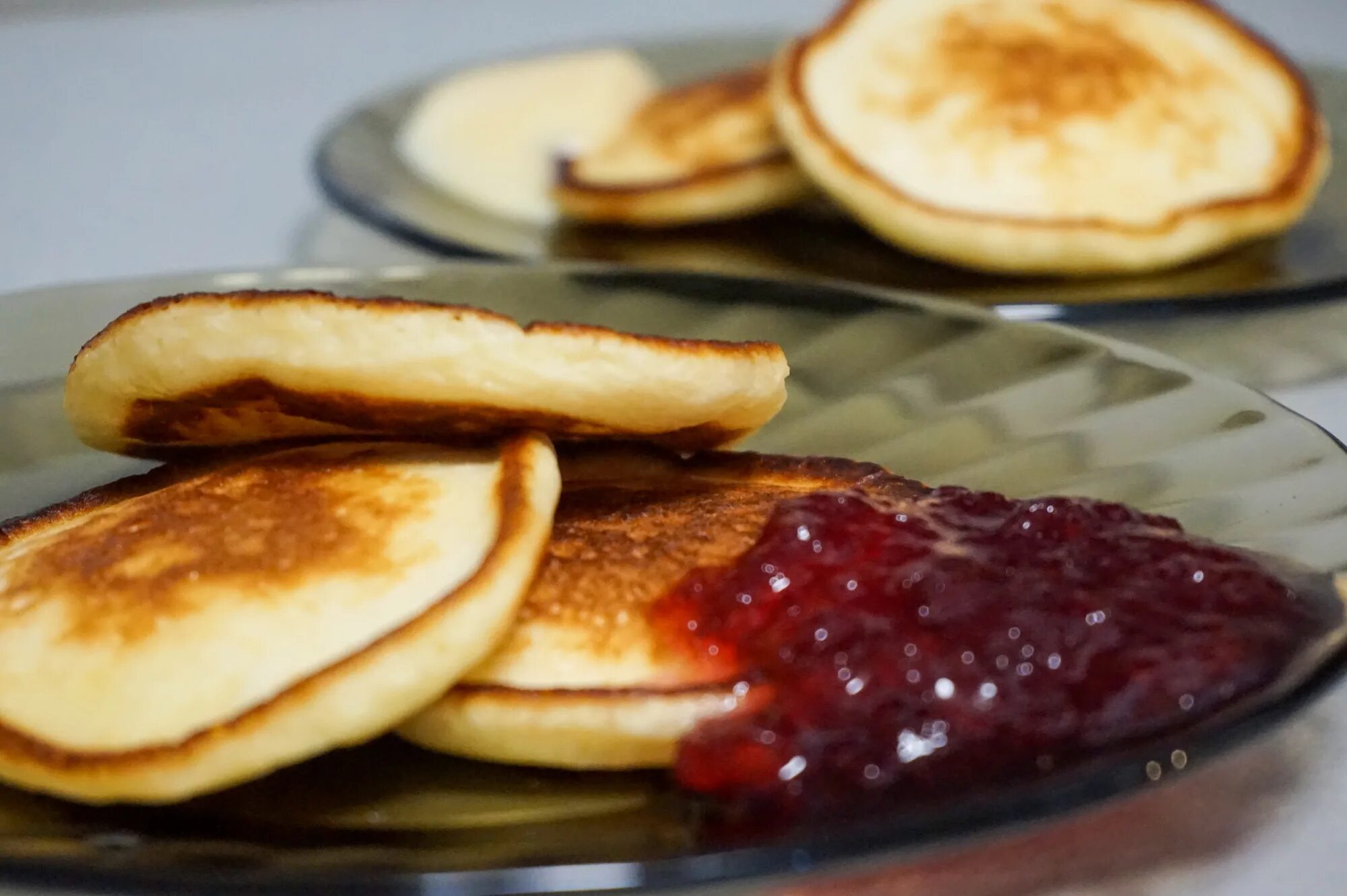 Оладьи на молоке пышные. Оладьи на молоке. Оладушки на молоке пышные. Вкусные оладьи на молоке пышные. Оладушки на молоке рецепт простой