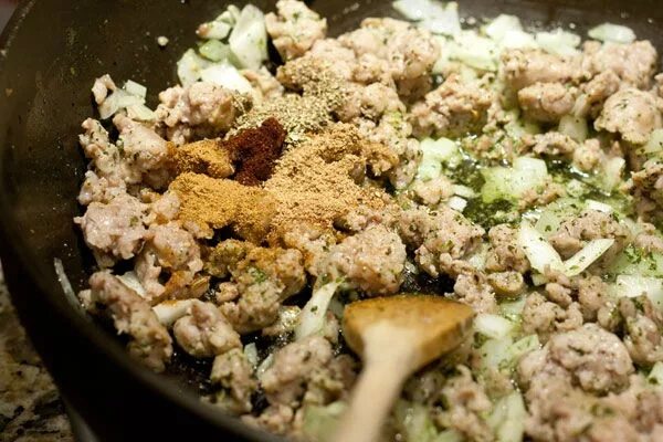 Картошка с фаршем и грибами. Грибной фарш. Фарш мясной шампиньоны. Фарш с грибами на сковороде. Фарш с квашеной капустой.