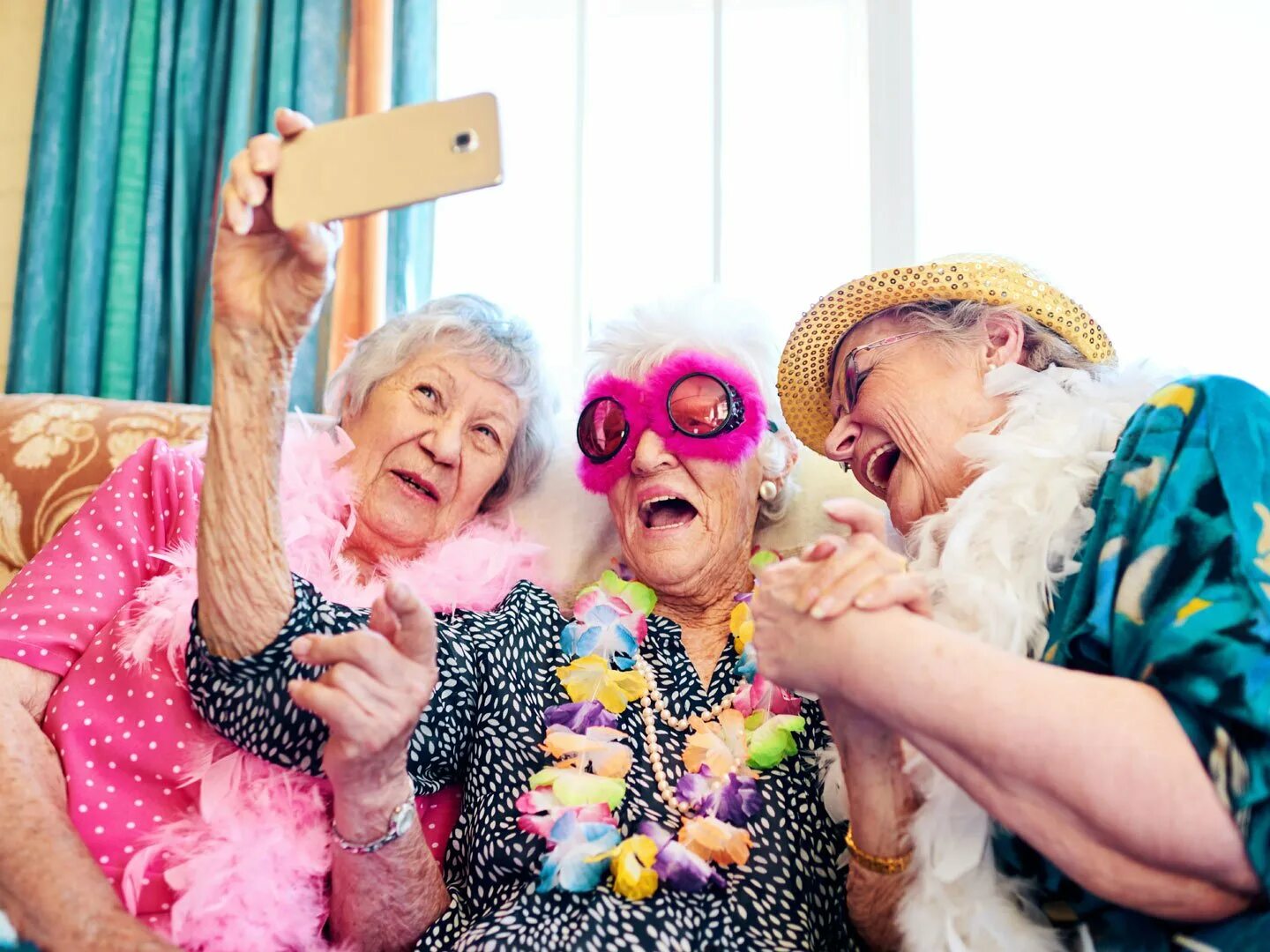 89-летняя бадди винкл. Айрис апфель украшения. Три старушки. Айрис апфель 99 лет. Стих про бабушку для детей.