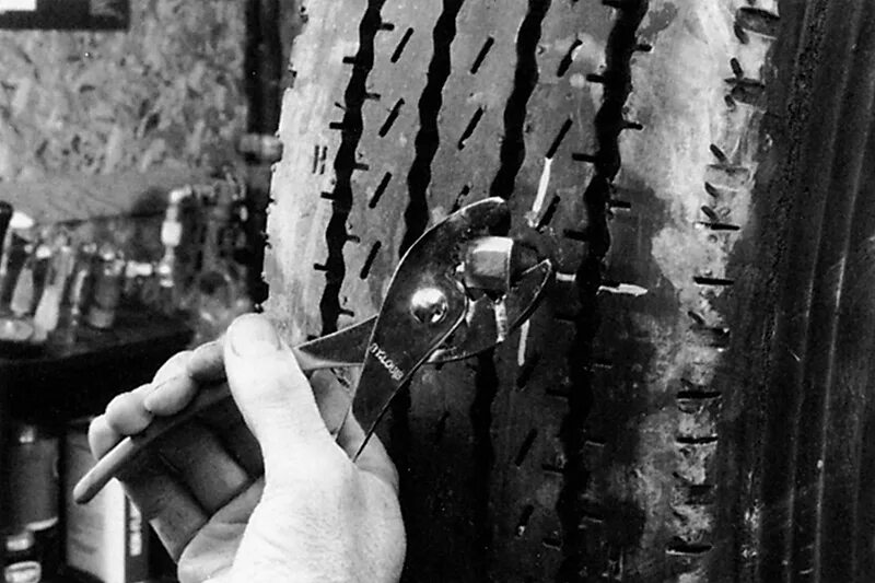 После снятия шин. Демонтаж колеса. Шлифование грузовой резины. Грибок для ремонта шин. Ремонт покрышки грибком.