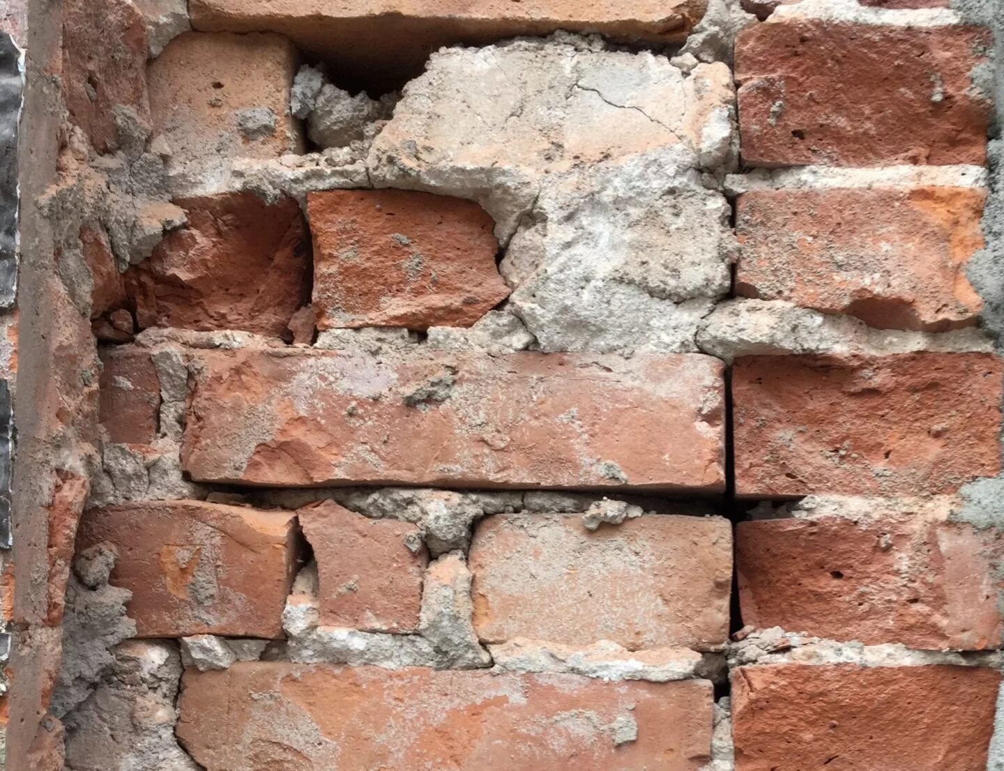 Кирпичная стена с дыркой. Фон белый кирпич. Изломанный кирпич. Broken brick. Broken brick.