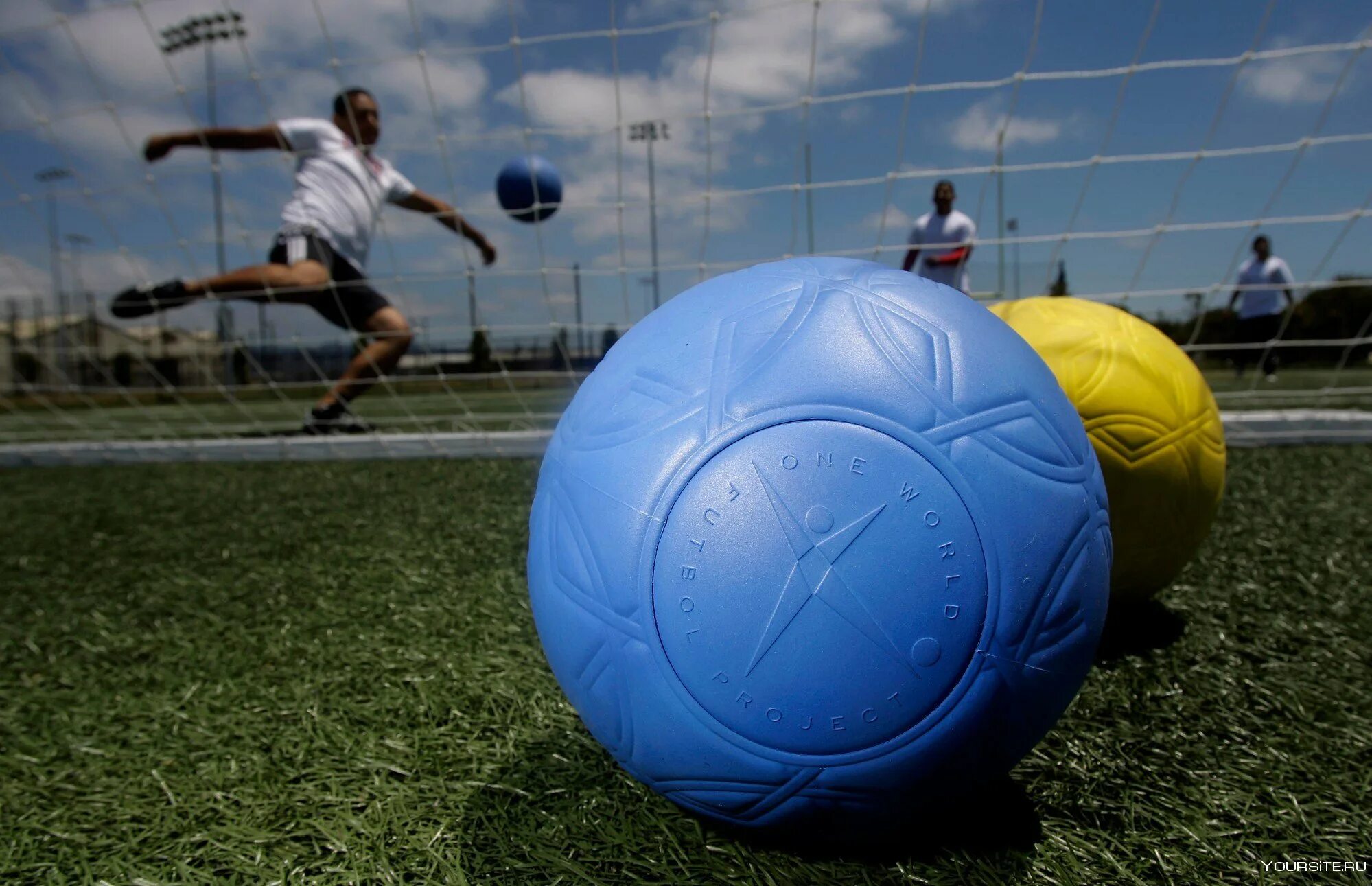 Мяч становится живым. One world futbol мяч. прочный мяч. непробиваемые мячи футбольные. неубиваемый мяч для футбола.