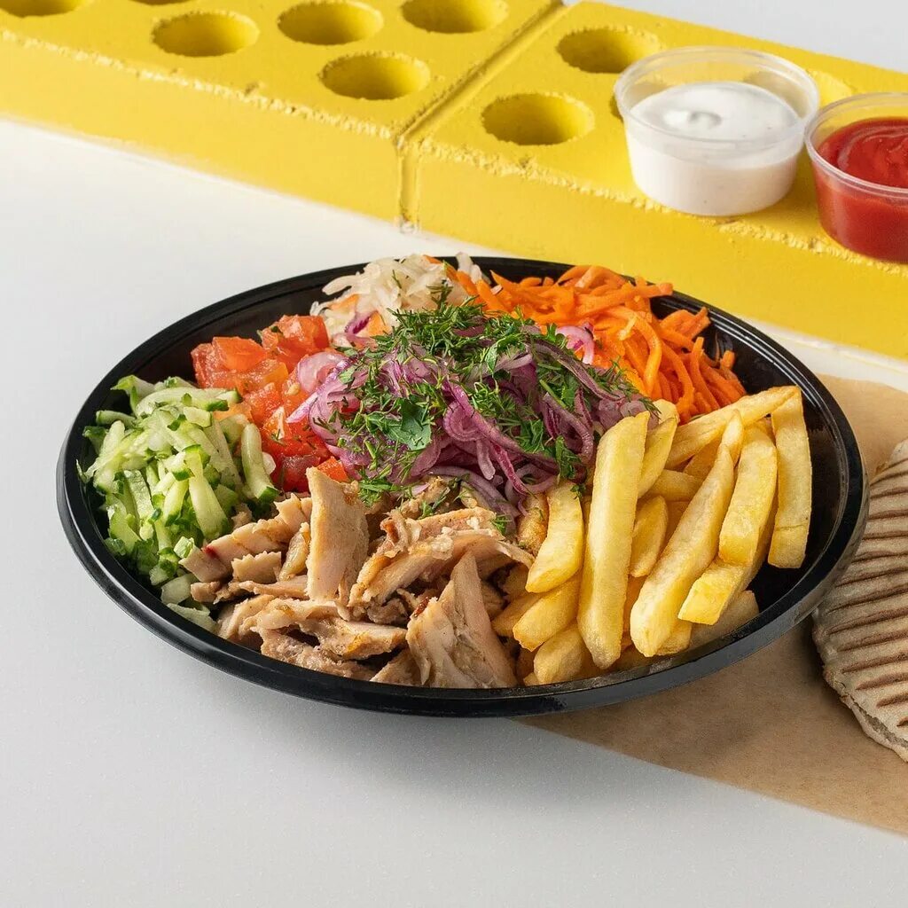 шаверма на тарелке. красивая шаверма на тарелке. шаверма на тарелке. шаверма на тарелке с доставкой. шаверма на тарелке с доставкой.