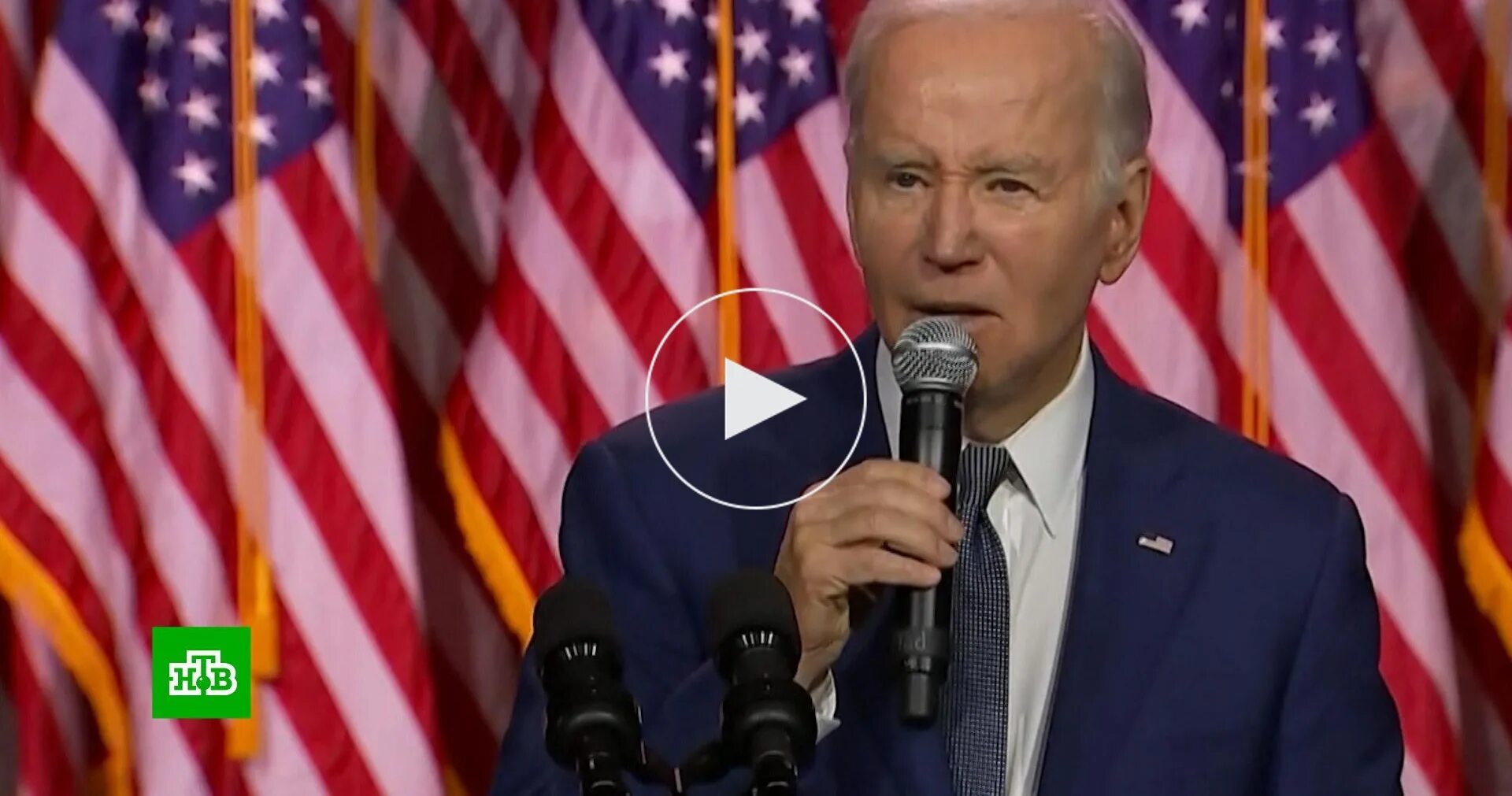 Природа выступление президента сша. Байден прыгает со сцены. Байден со сцены. Выступление байдена. Байден заблудился.