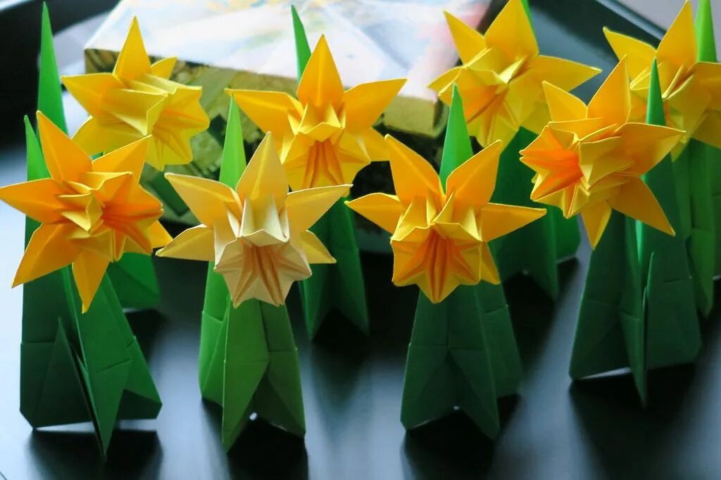 Весеннее оригами. Оригами Нарцисс. Нарциссы из бумаги. Конструирование цветы. Цветы из бумаги нарциссы.
