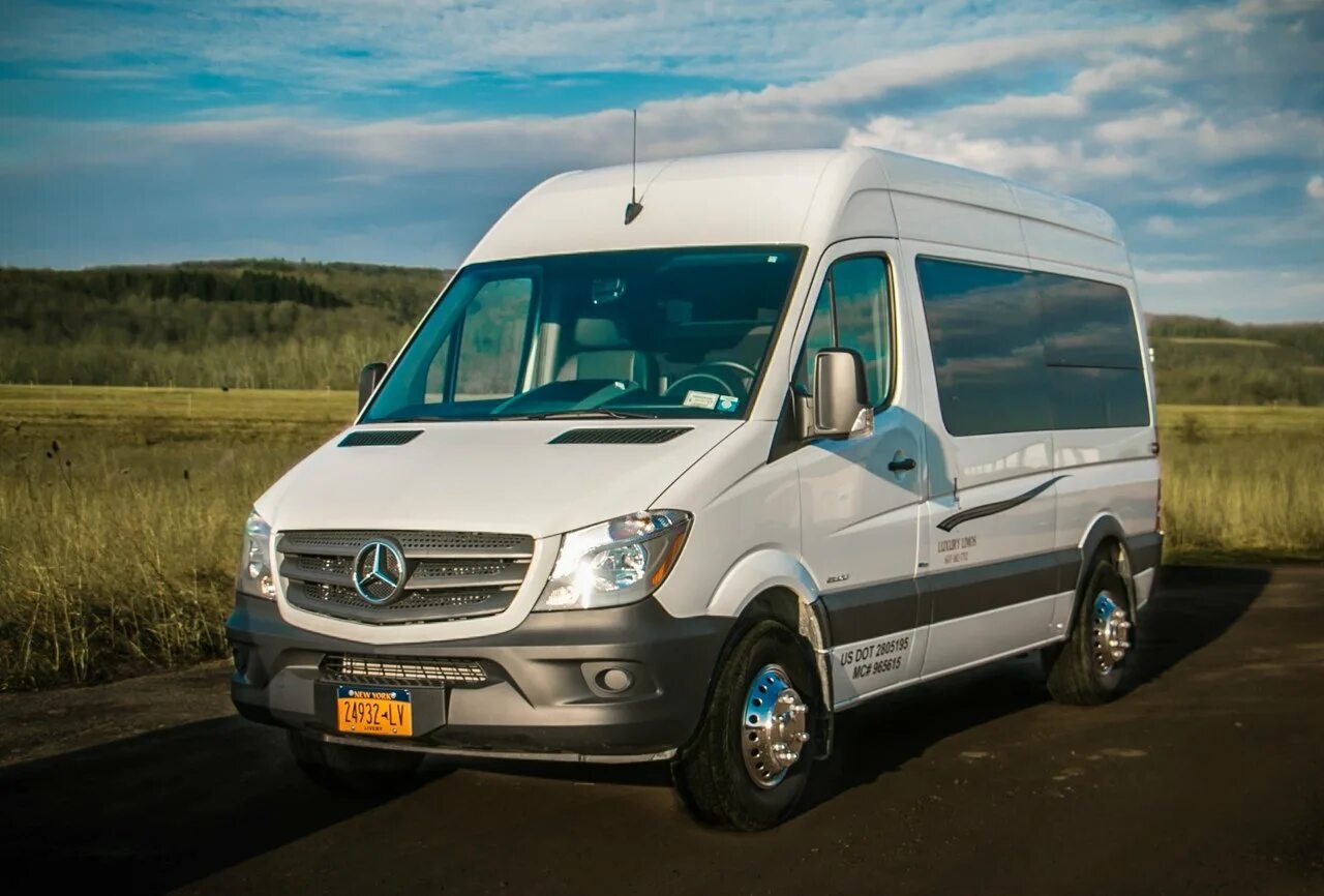 Мерседес спринтер купить в москве. Mercedes-Benz Sprinter заказной микроавтобус. Мерседес Бенц Спринтер желтый. Мерседес Бенц бус. Мерседес Бенц 711.