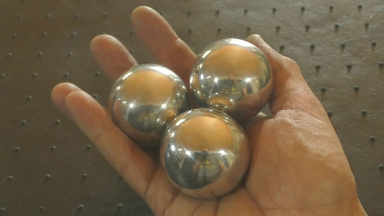 Шар из алюминия. Металлический шар из фольги. Алюминиевый шарик. Зеркальный шар из фольги.