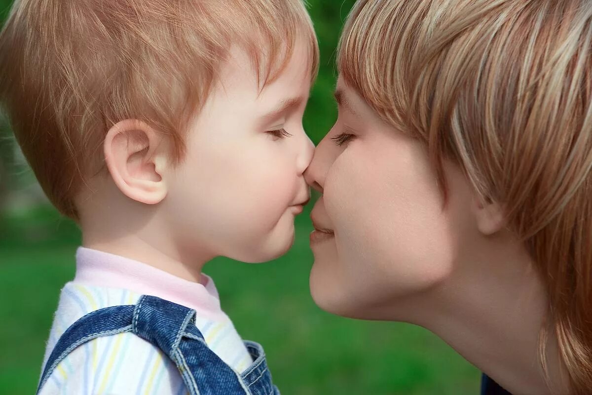 поцелуй сына. любовь к родителям это. мом son kiss. мать обнимает ребенка. мама целует сына.