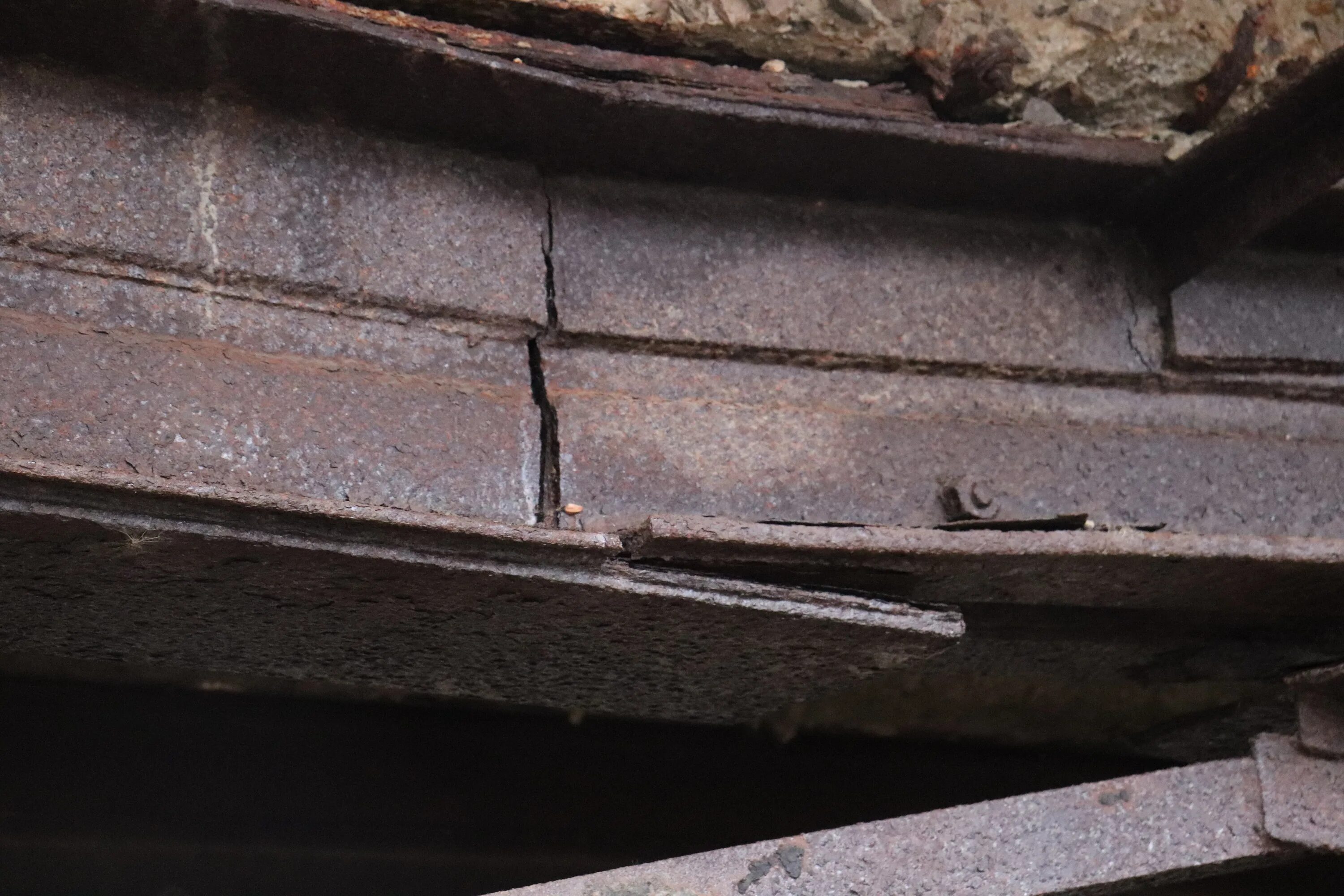 Скелеватский мост в Красном Сулине. Железобетонные балки с трещинами. Трещина в железобетонной балке. Трещины в железобетонных балках. Не допускаются продольные трещины в балках